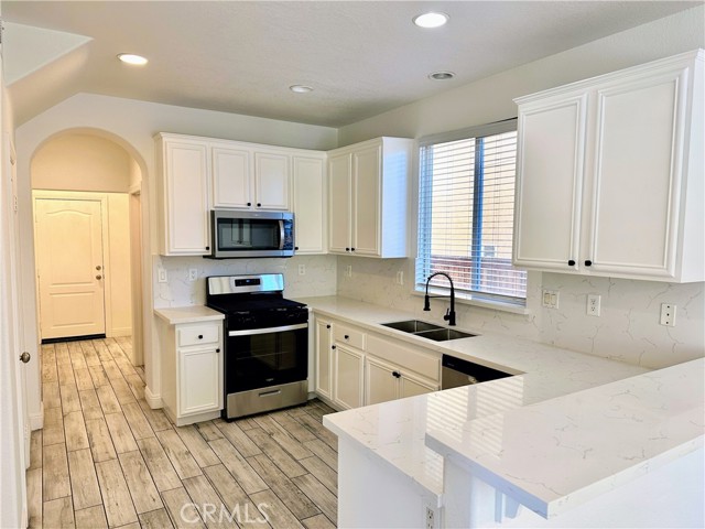 Detail Gallery Image 2 of 13 For 15140 Fresh Water Way, Victorville,  CA 92394 - 4 Beds | 3 Baths