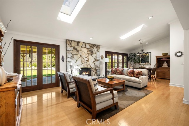 Detail Gallery Image 4 of 24 For 5835 Fairhaven, Woodland Hills,  CA 91367 - 4 Beds | 2 Baths