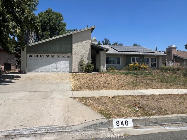 946 W Woodcrest Street, Bloomington CA: https://media.crmls.org/medias/5a15d409-450d-4aef-8448-9f7b1cb78a17.jpg