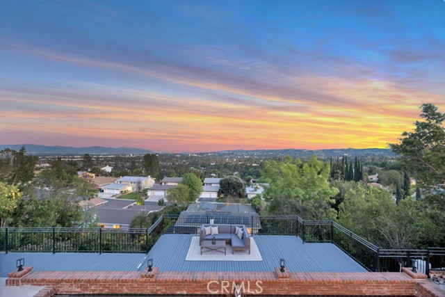 Detail Gallery Image 19 of 30 For 5952 Woodland View Dr, Woodland Hills,  CA 91367 - 5 Beds | 4 Baths