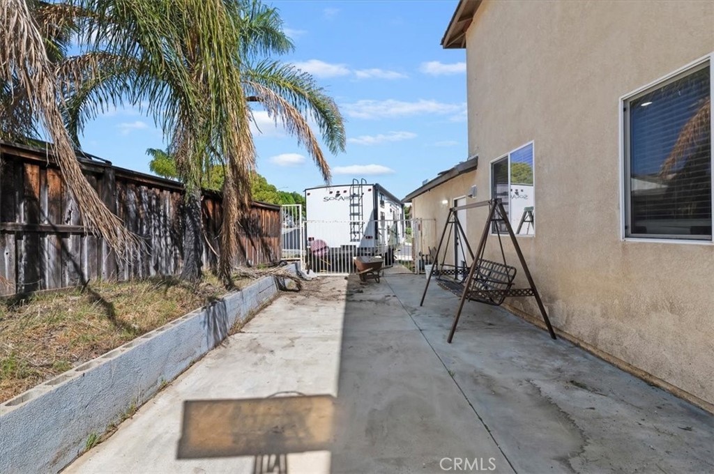 https://media.crmls.org/medias/5a17972c-a006-4d28-8972-066796cc310e.jpg?preset=X-Large