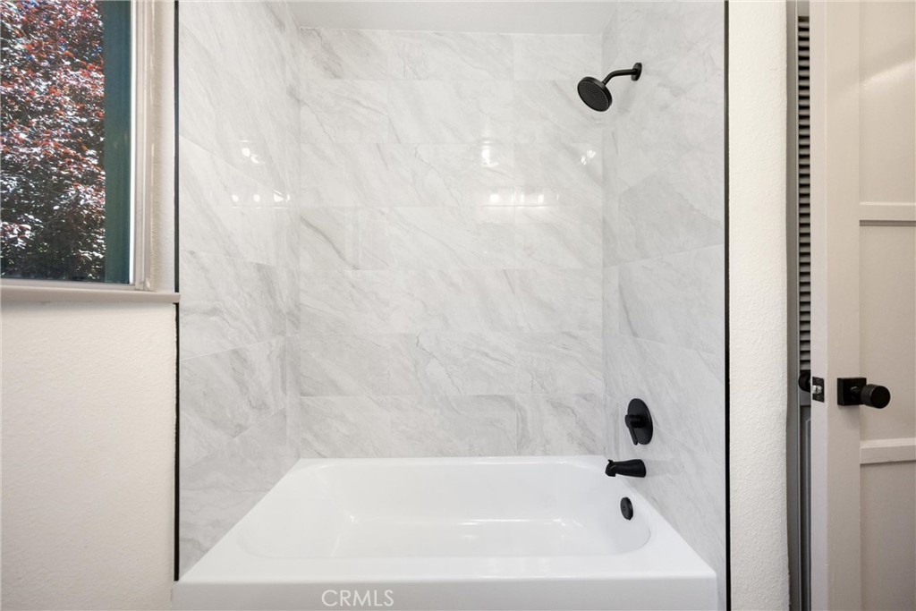 https://media.crmls.org/medias/5a190eba-9cc1-431b-a984-05008e28bdc3.jpg?preset=X-Large