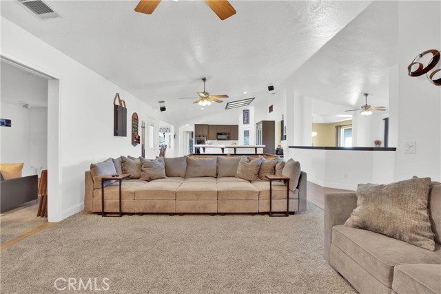Detail Gallery Image 10 of 45 For 11020 Blue Jay Way, Oak Hills,  CA 92344 - 5 Beds | 2 Baths