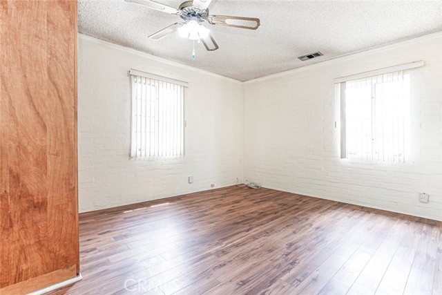 1422 W Riverside Drive, Burbank CA: https://media.crmls.org/medias/5a19edd9-76e9-4ada-9bba-d811d25b4ff2.jpg