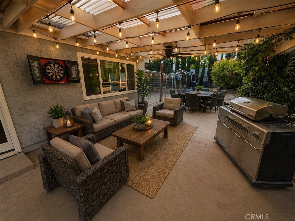 https://media.crmls.org/medias/5a1cf4b1-b912-41af-904f-eb1655f645ba.jpg?preset=X-Large