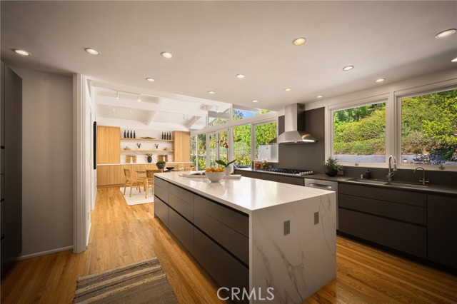 Detail Gallery Image 14 of 51 For 4750 Poe Ave, Woodland Hills,  CA 91364 - 4 Beds | 4 Baths