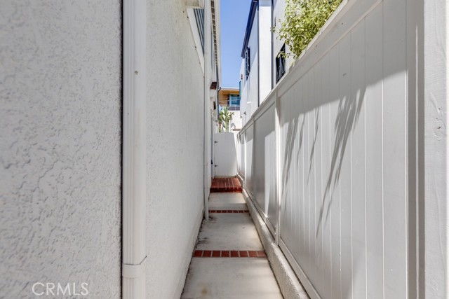 645 Longfellow Avenue, Hermosa Beach CA: https://media.crmls.org/medias/5a1efdb5-bd17-46b4-804c-e343ecc94e64.jpg