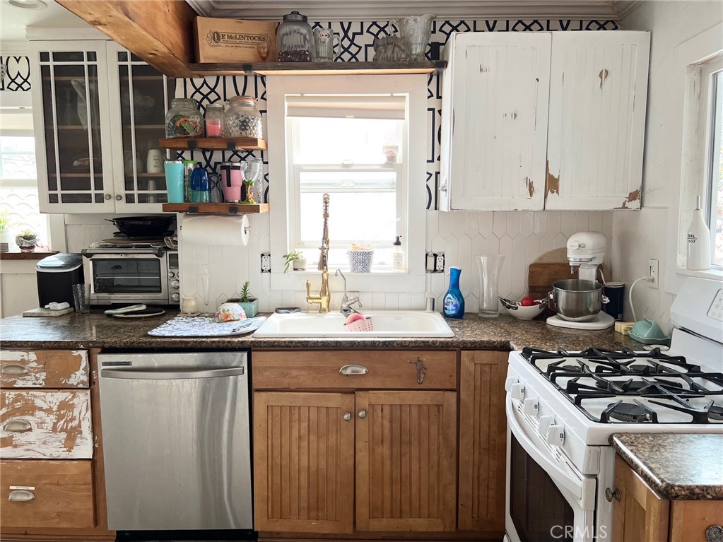 https://media.crmls.org/medias/5a2318d8-e054-48e2-93dd-7017638ff60b.jpg?preset=X-Large
