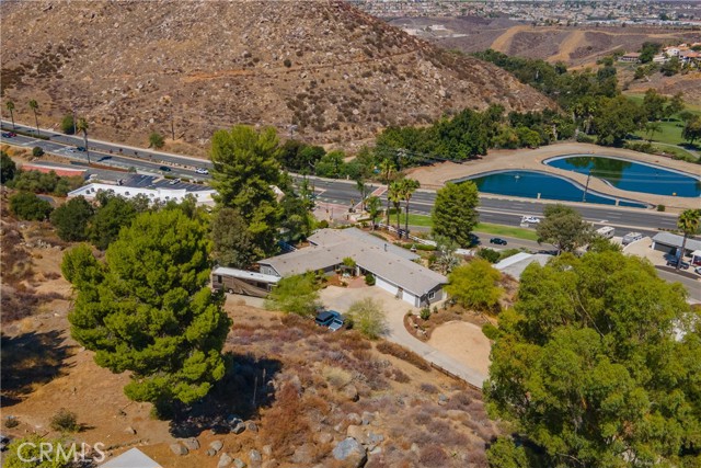 22831 Skylink Drive, Canyon Lake CA: https://media.crmls.org/medias/5a2330d7-5a3c-44a6-bab0-32148fff411f.jpg