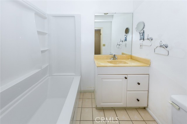 Detail Gallery Image 8 of 17 For 5414 Newcastle Ave #52,  Encino,  CA 91316 - 2 Beds | 2 Baths
