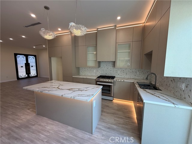 Detail Gallery Image 4 of 9 For 8149 Saint Clair Ave, North Hollywood,  CA 91605 - 6 Beds | 5 Baths