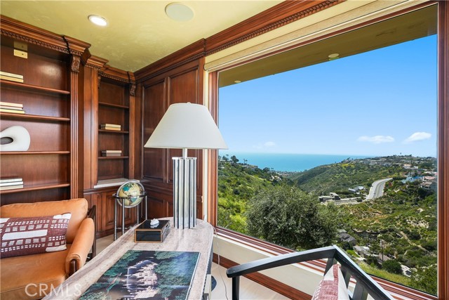 2516 Temple Hills Drive, Laguna Beach CA: https://media.crmls.org/medias/5a2ca568-ad05-4f56-ba52-7644350c7638.jpg