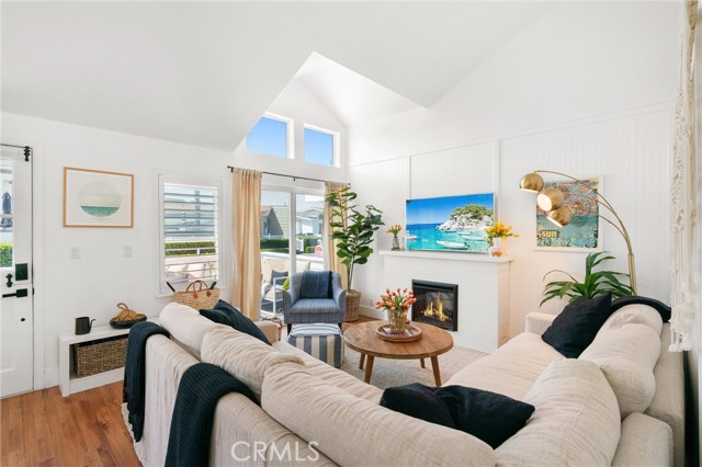 Detail Gallery Image 7 of 41 For 19 Beach Dr, Newport Beach,  CA 92663 - 2 Beds | 2 Baths