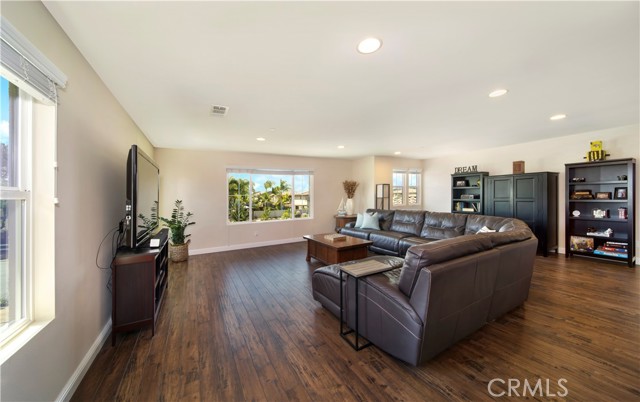 Detail Gallery Image 6 of 33 For 5572 Thoroughbred St, Oceanside,  CA 92057 - 4 Beds | 3/1 Baths