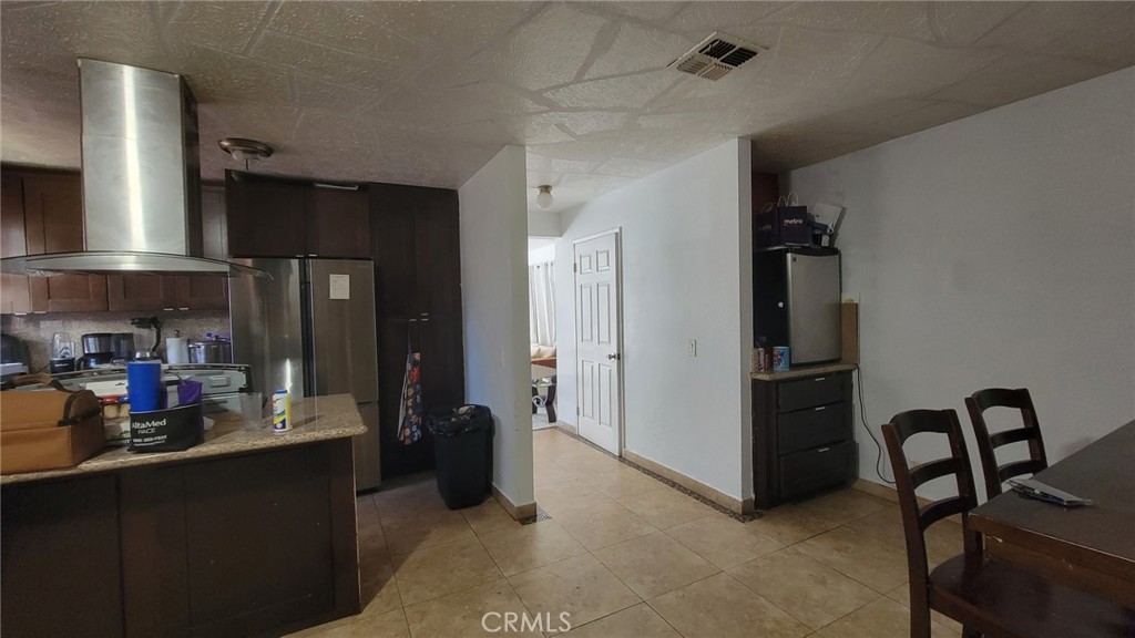 https://media.crmls.org/medias/5a32d58f-e453-4d4f-b51e-91a4577edf50.jpg?preset=X-Large