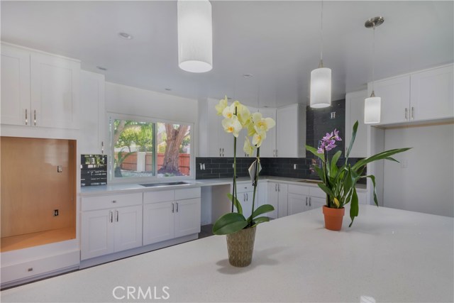 Kitchen with Quartz counter top