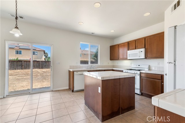 Detail Gallery Image 5 of 22 For 1673 Park Meadows Dr, San Jacinto,  CA 92582 - 5 Beds | 3 Baths