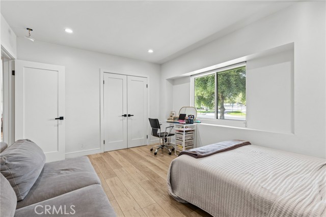 240 W Gainsborough Road, Thousand Oaks CA: https://media.crmls.org/medias/5a3ae8cf-292e-435e-b111-69a6ebd14bd7.jpg