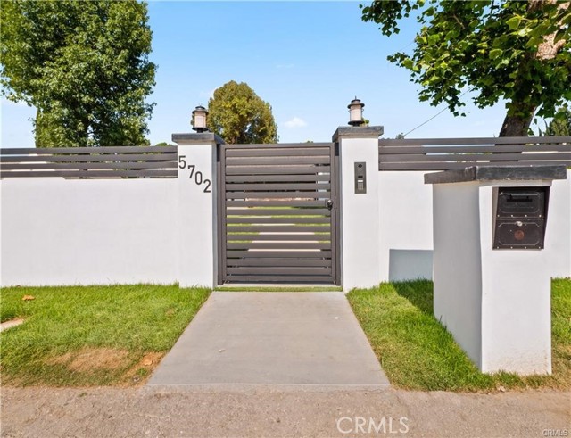 5702 Lubao Avenue, Woodland Hills CA: https://media.crmls.org/medias/5a3ccb1b-021c-463f-b6a6-93d83596e22a.jpg