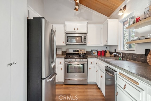 43121 Grizzly Road, Big Bear Lake CA: https://media.crmls.org/medias/5a3f22cc-6ffc-4e71-a481-4e8d613fb48f.jpg