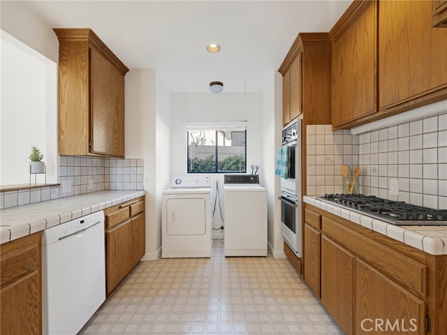 Detail Gallery Image 16 of 55 For 345 S Beachwood Dr, Burbank,  CA 91506 - 5 Beds | 3 Baths