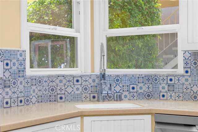 220 Cliff Drive, Laguna Beach CA: https://media.crmls.org/medias/5a441052-7003-414b-8502-87c0902dfc29.jpg