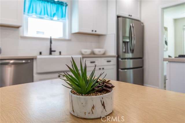 2219 W Clark Avenue, Burbank CA: https://media.crmls.org/medias/5a49973e-f543-476f-992f-14d8467e1216.jpg