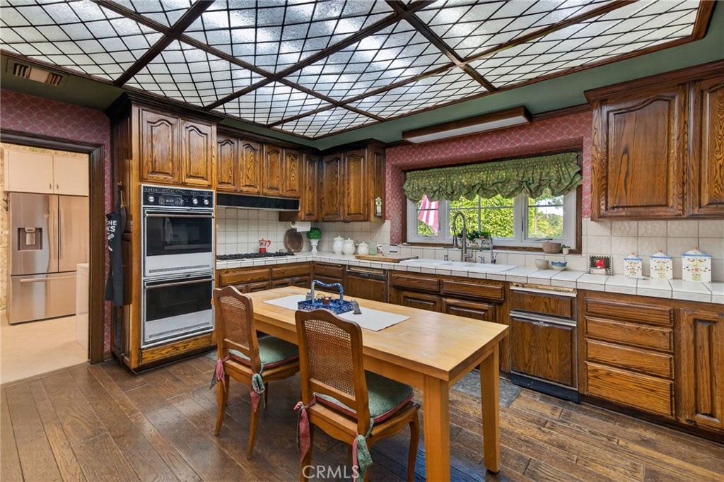https://media.crmls.org/medias/5a4db9d6-aa3a-449a-9e9a-6b3ea4b43d01.jpg?preset=X-Large