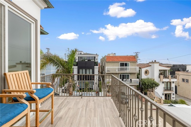 Detail Gallery Image 7 of 55 For 133 33rd St, Hermosa Beach,  CA 90254 - 4 Beds | 4/1 Baths