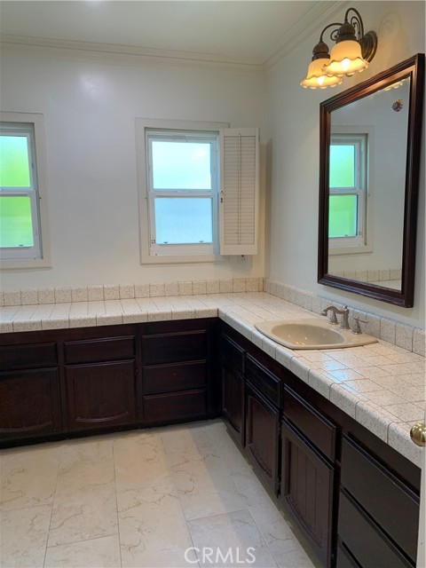 220 Laurel Avenue, Arcadia CA: https://media.crmls.org/medias/5a532ee7-1e94-4264-b82e-1b272e832455.jpg