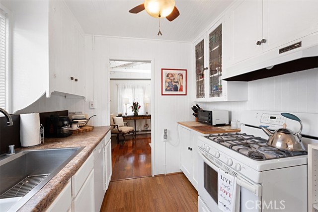 555 Through Street, Laguna Beach CA: https://media.crmls.org/medias/5a553946-15bc-4512-b946-5d234add68b7.jpg