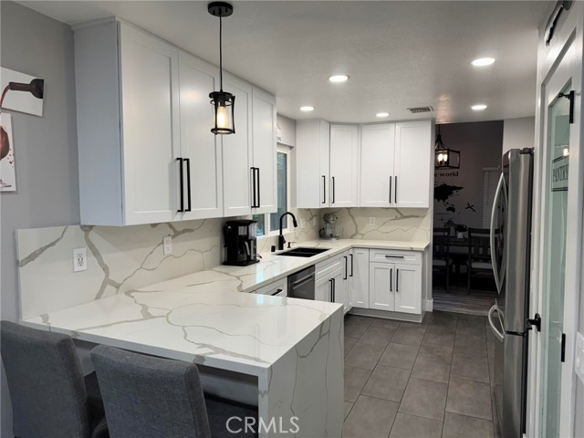 Detail Gallery Image 4 of 20 For 14755 Weeping Willow Ln, Fontana,  CA 92337 - 3 Beds | 2/1 Baths