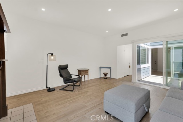 Detail Gallery Image 11 of 33 For 5835 Etiwanda Ave, Tarzana,  CA 91356 - 2 Beds | 2/1 Baths