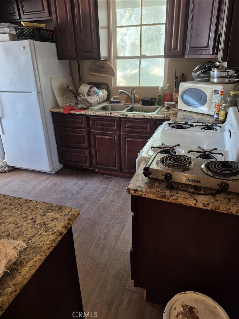https://media.crmls.org/medias/5a58b93b-3fe8-46f5-9c83-af856682d8c8.jpg?preset=X-Large