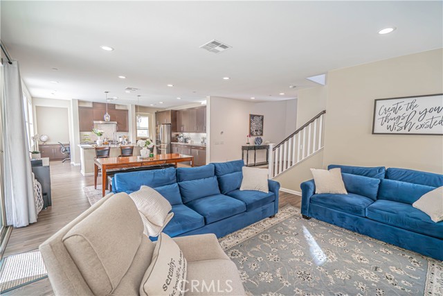 Detail Gallery Image 4 of 59 For 18642 Cedar Crest Dr, Canyon Country,  CA 91387 - 4 Beds | 3 Baths