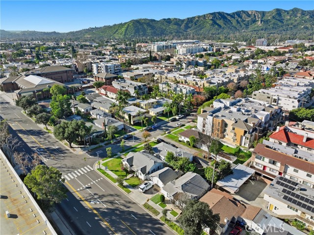 Detail Gallery Image 7 of 7 For 401 Hawthorne St, Glendale,  CA 91204 - 4 Beds | 2 Baths