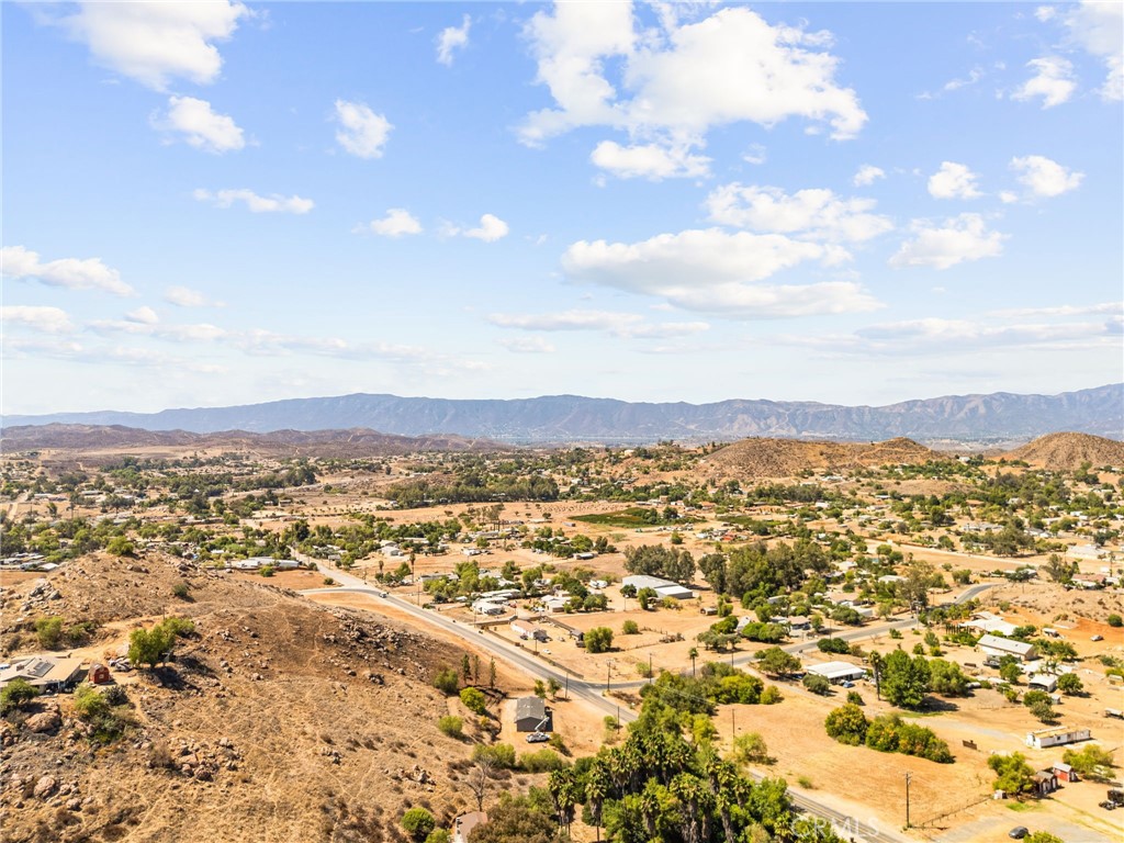 https://media.crmls.org/medias/5a5fe731-58e6-4715-b54e-13453d4b8f61.jpg?preset=X-Large
