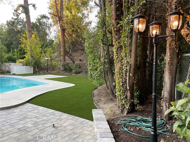 24041 Mariano Street, Woodland Hills CA: https://media.crmls.org/medias/5a5ff32b-c10a-4566-a319-24c5636093ea.jpg