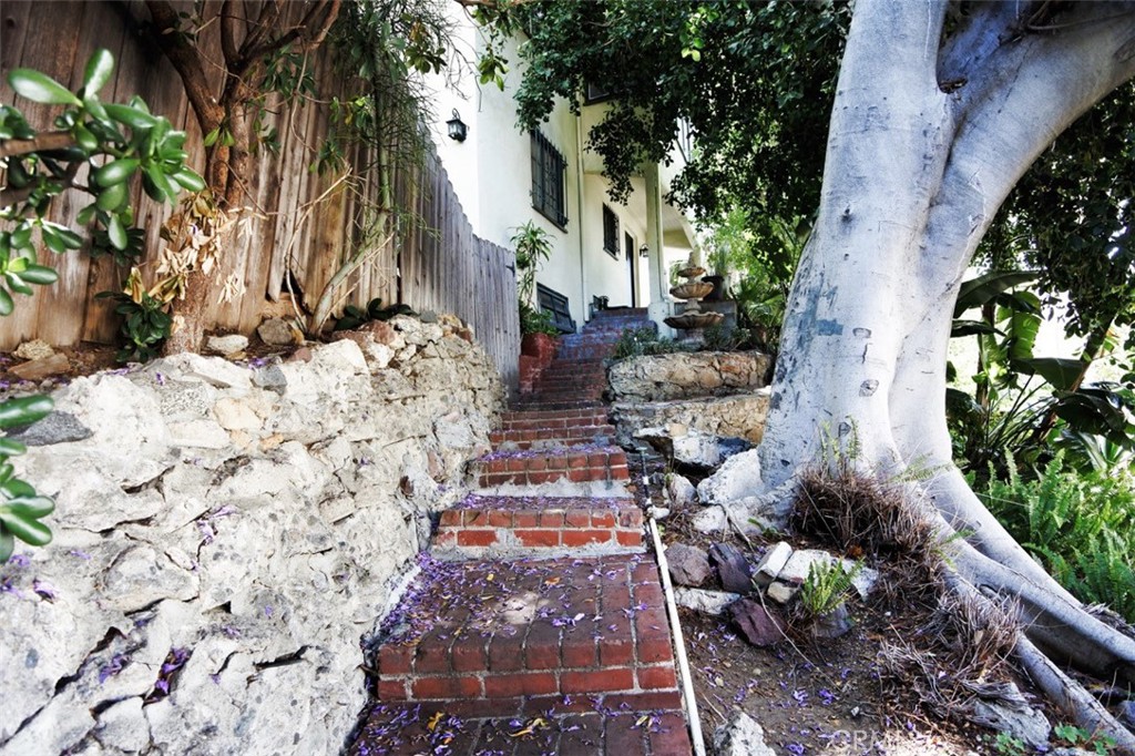 https://media.crmls.org/medias/5a66171e-0ffe-4021-9597-78f2ab9d88e7.jpg?preset=X-Large