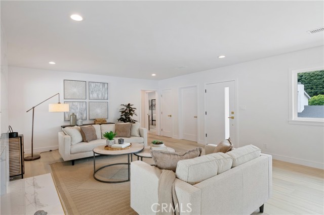 Detail Gallery Image 9 of 51 For 3900 Benedict Canyon Dr, Sherman Oaks,  CA 91423 - 3 Beds | 4 Baths