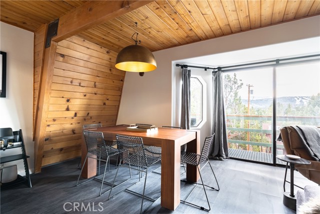 Detail Gallery Image 7 of 45 For 1117 Crater Mountain, Big Bear City,  CA 92314 - 5 Beds | 3 Baths