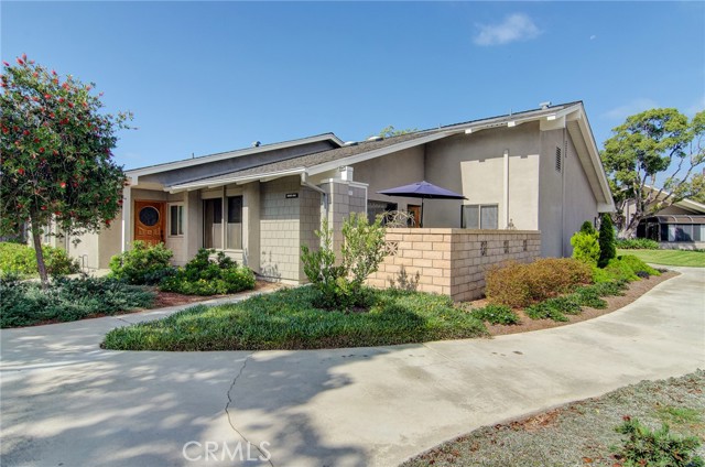 Detail Gallery Image 2 of 27 For 8565 Larkhall Cir 802c,  Huntington Beach,  CA 92646 - 2 Beds | 2 Baths