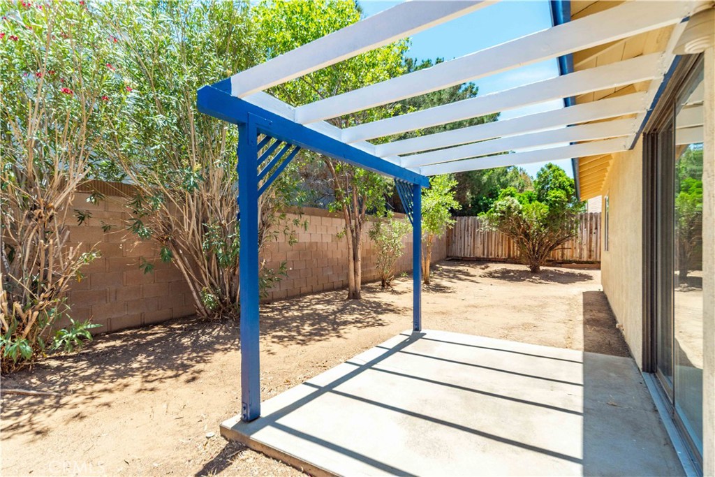 https://media.crmls.org/medias/5a699d41-e892-436d-bb07-de638f7566b2.jpg?preset=X-Large