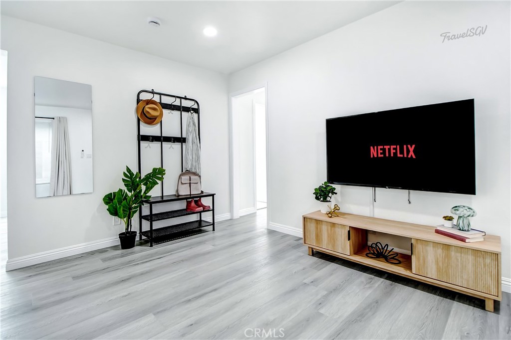 https://media.crmls.org/medias/5a6effbb-3c91-4ddb-bdaa-2251ade2f39d.jpg?preset=X-Large