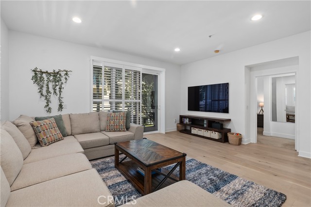 300 E 4th Street, Long Beach CA: https://media.crmls.org/medias/5a71bcc0-ecb2-47b6-987e-53423d7dc55a.jpg