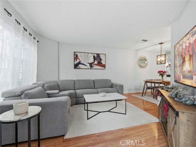 Detail Gallery Image 4 of 18 For 13750 Hubbard #UNIT 6,  Sylmar,  CA 91342 - 3 Beds | 3 Baths