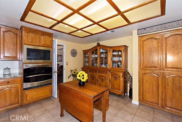 Detail Gallery Image 13 of 48 For 1590 Country Club Dr, Riverside,  CA 92506 - 4 Beds | 2/1 Baths