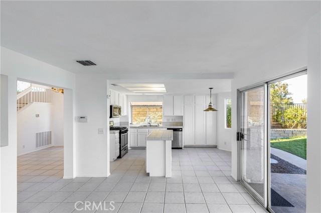 Detail Gallery Image 8 of 18 For 19727 Scarlet Meadow Dr, Newhall,  CA 91321 - 3 Beds | 3 Baths