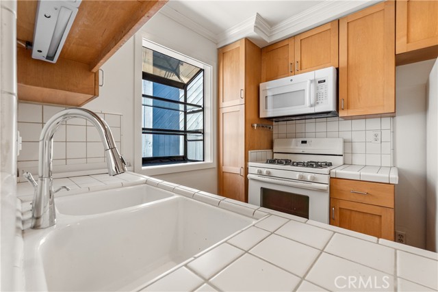 Detail Gallery Image 18 of 55 For 600 Monterey Bld #8,  Hermosa Beach,  CA 90254 - 2 Beds | 2 Baths