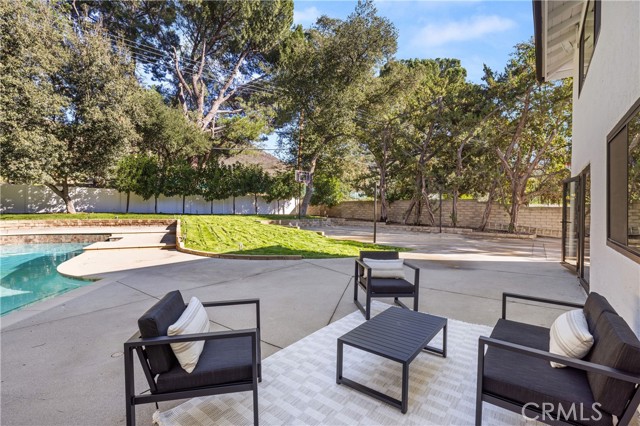 Detail Gallery Image 13 of 46 For 5340 Edgeware Dr, Calabasas,  CA 91301 - 5 Beds | 3 Baths